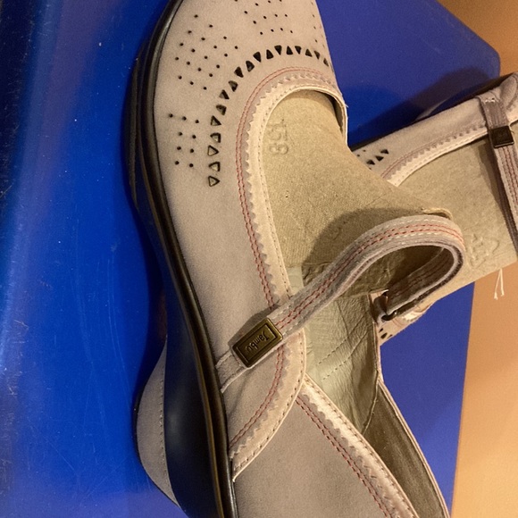 Jambu wide heel with Velcro strap. - Picture 2 of 4